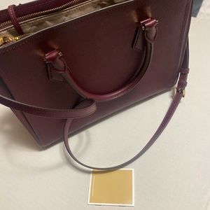 Woman Michael Kors tote bag. New burgundy beautiful bag and color